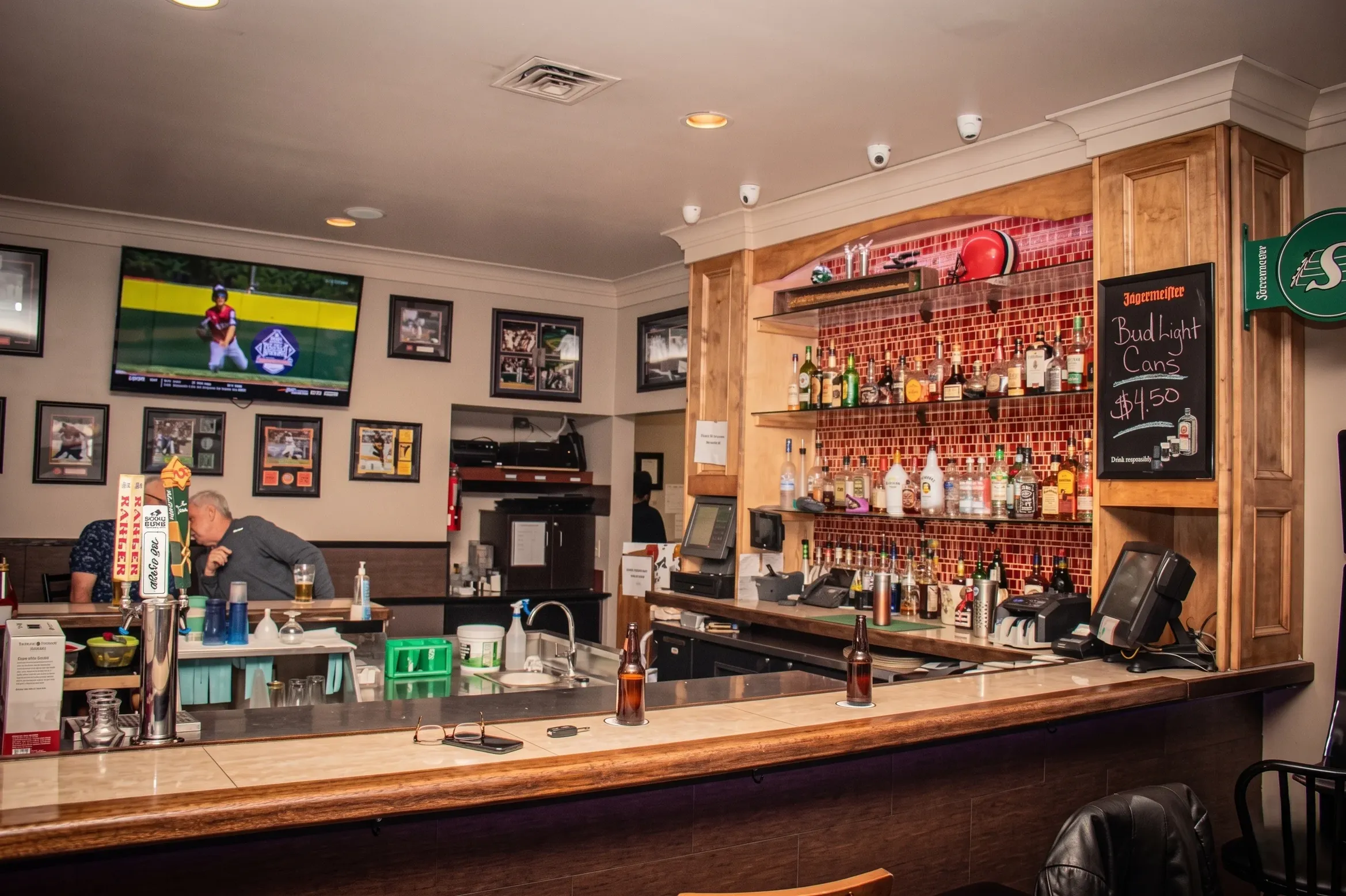 Canadian pub food, burgers and lounge service at Mr. Ribs Family Restaurant & Lounge Saskatoon